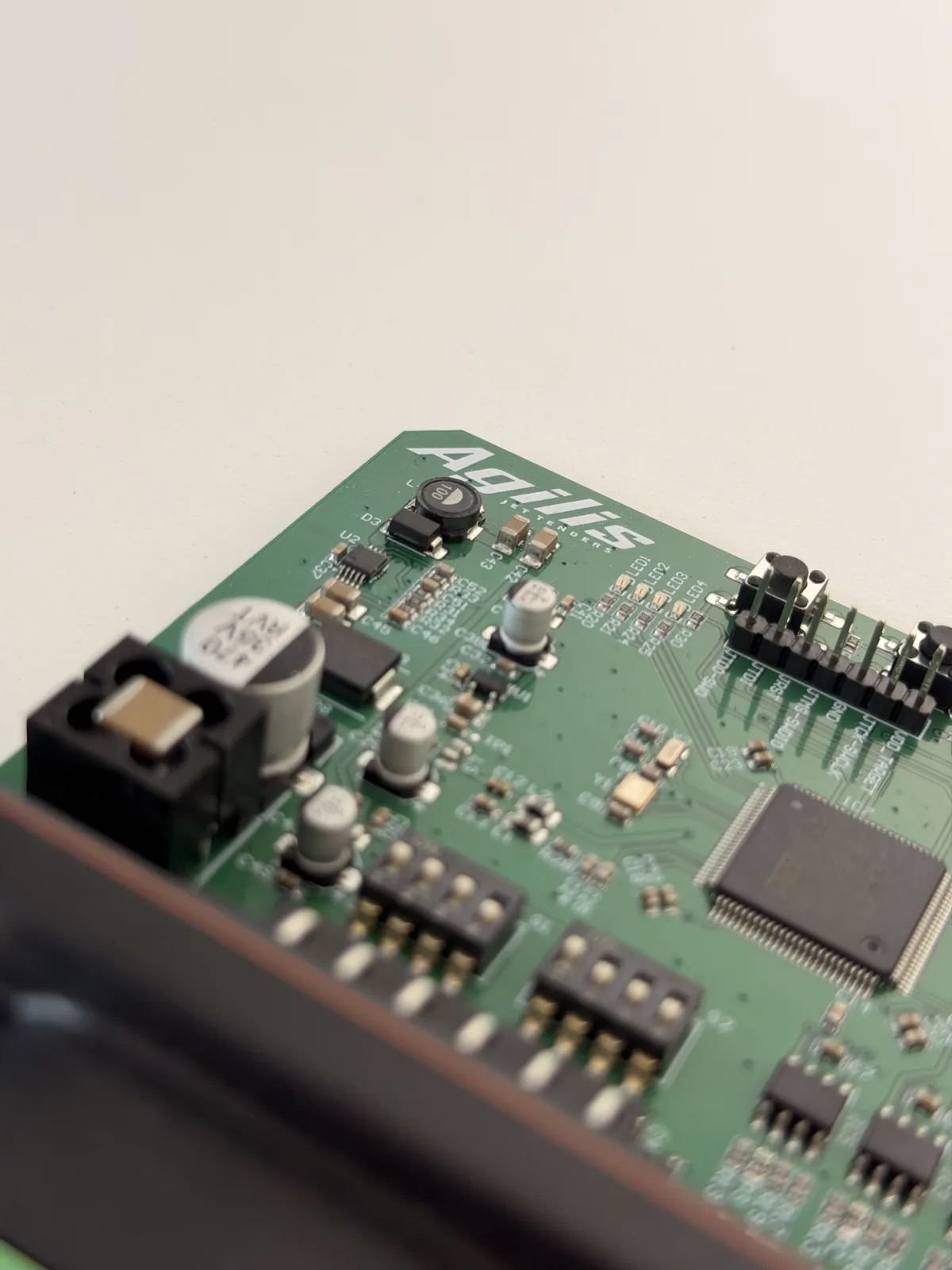 Agilis control board detail: DIP switches, status LEDs and main processor